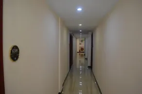 Royal Boss Hotel - Image 2