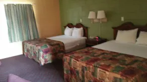 Deluxe Inn - Image 1