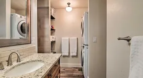 Modern Bungalow w/ Gas Bbq, Short Walk to Downtown - Image 4