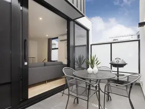 Luxurious Townhouse in Perfect Location - Image 4