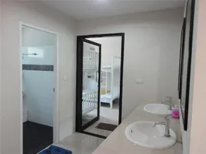 Koh Phi Phi Stones Bar Dorm Rooms & Restaurant - Image 3