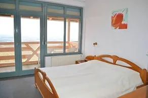 Hilltop Borhotel - Image 4