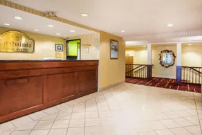 La Quinta Inn & Suites by Wyndham St. Albans - Image 5