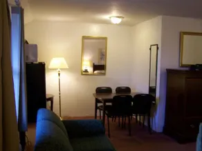 Golden Knight Inn and Suites - Image 4