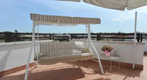 Appartement entièrement équipé avec terrasse et internet haut débit | Vue ville | Parfait pour le travail à distance - Image 2