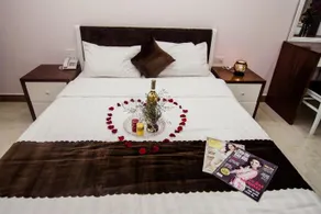Rose Hotel - Image 2