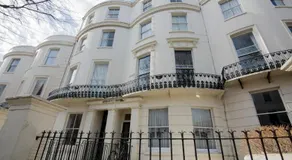 Luxurious Apartment by Hove - Image 2