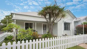 Divine Cottage - WiFi - Bangalow - Image 1