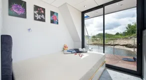 Houseboat - Image 4