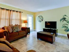 Gorgeous Periwinkle Cottage - Image 3
