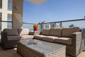 Amazing 3BR Spacious With Balcony 8th Floor - Image 1