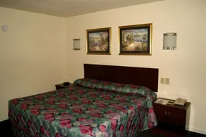 American Inn & Suites - Image 4