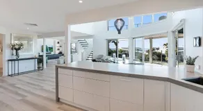 Beachside luxury, Sunrise Beach - Image 5