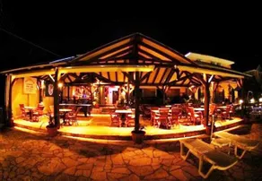 Mermaid Pool Studios and Bar - Image 5