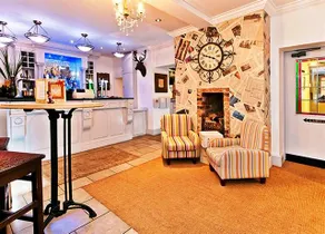 Henri's Bar Brasserie and Rooms - Image 4