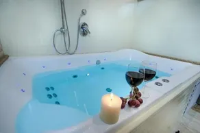 Floating Dream Holiday Home - Image 5