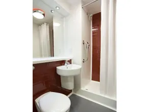 Travelodge Aldershot - Image 5
