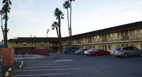 Tropics Motor Hotel - Image 2