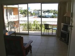 Sunset Court Holiday Apartments - Image 2