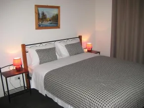 Riverdell Park Accommodation Bed & Breakfast - Image 5