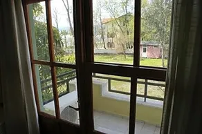 Flora Hotel - Image 2