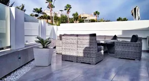 Luxury newly renovated townhouse. - Image 2