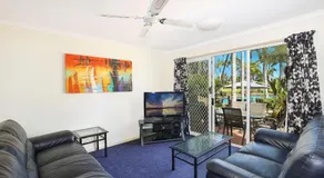 Resort Style - The Oasis Resort Villa 7, 2 Landsborough Pde - Image 3