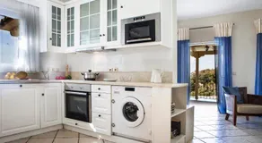 Villa avec jardin, terrasse et piscine privée | Vue ville - Image 5