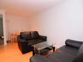 London Excel 2 Bedrooms, Reception, Spacious Apartment - Image 2