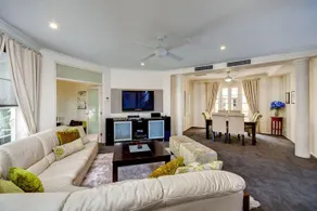 Broadbeach Waterfront Holiday House - Image 5