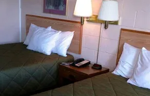 Red Carpet Inn Dix - Image 3