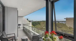 Light filled apartment with sweeping harbour views - Image 5