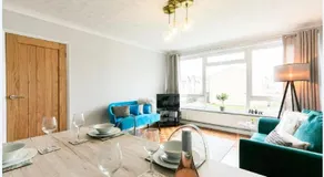 Gayton Court 2-Bedroom Flat in the Centre of Reigate - Image 2