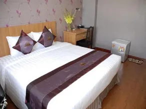 Mountain Town Hotel - Image 4