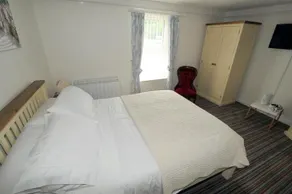 Treviglos Lodge Bed & Breakfast - Image 5