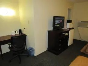 Country Comfort Inn - Image 2