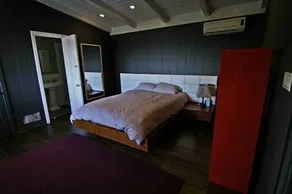 Sunset Plaza House - Image 3