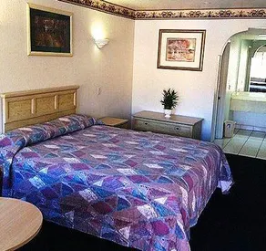 Vip Inn and Suites Cudahy - Image 4