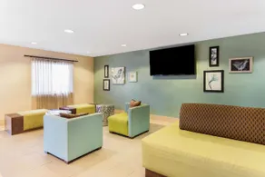 La Quinta Inn & Suites by Wyndham Frankfort - Image 5