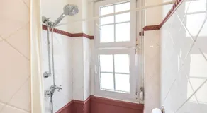 LovelyStay - Campo Pequeno Charming Apartment - Image 4