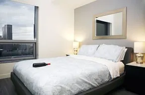 Luxe Hubs Corporate High Rise Apartments on Pine - Image 5