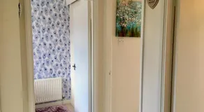 Stunning house with free parking - Image 5