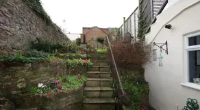 Charming & spacious Georgian garden flat - Image 2