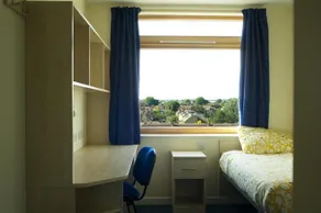 For Students Only - The Paragon - 6 Min Walk to Brentford Station with Direct Trains to London Waterloo - Near Kew Gardens and Boston Manor Piccadilly Line - Image 4