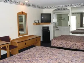 Moonlight Inn And Suites - Image 4