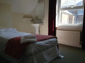 Queens Lodge Guest House - Image 4
