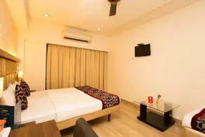 OYO Premium Navi Mumbai Palm Beach Road - Image 2