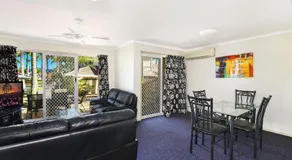 Resort Style - The Oasis Resort Villa 7, 2 Landsborough Pde - Image 2