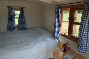 Snuggly Tin Shepherd Hut - Image 3