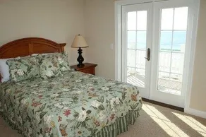 1 Ez Access 4 Bedroom Home by RedAwning - Image 3